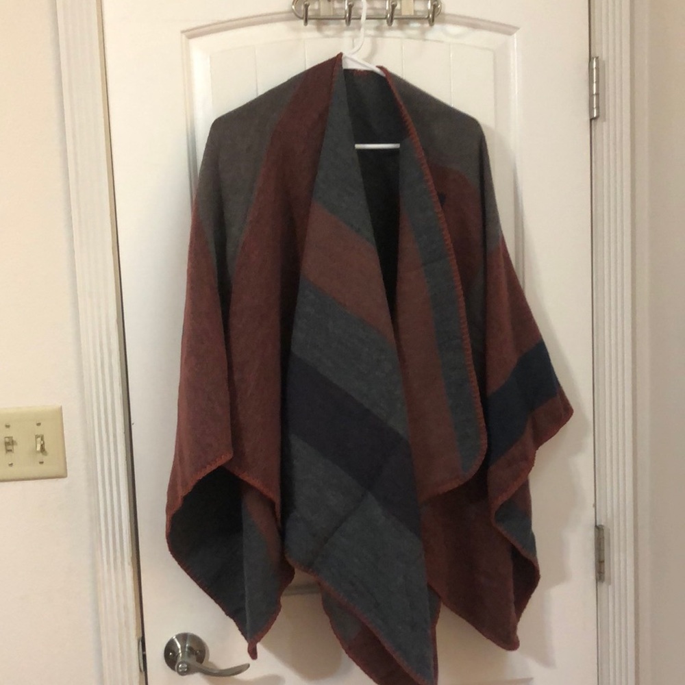 BB Dakota Reversible Poncho. Warm & perfect for feeling cozy while out and about